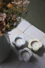 Load image into Gallery viewer, Flower waxine candle holder
